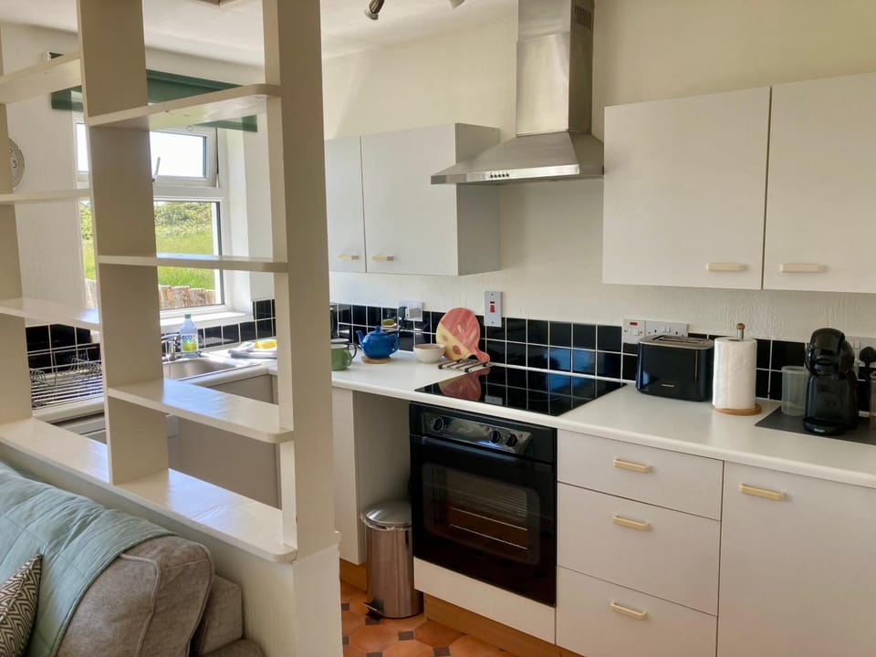 Coffee/tea facilities, View (from property/room), Kitchen or kitchenette, Garden view, dishwasher, oven, storage, stove, toaster
