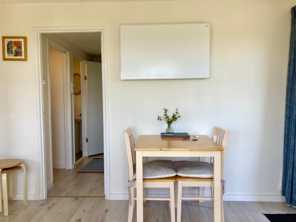 TV and multimedia, View (from property/room), Living room, Seating area, Dining area, Garden view, heating