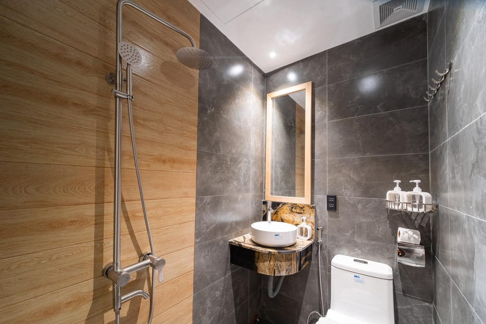 Shower, Toilet, towels