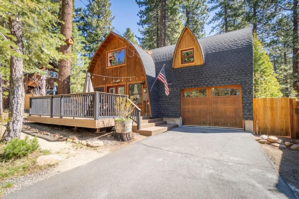 Canoe Cabin I Sleeps 8 I Hot Tub I Pet Friendly Cabin in Incline Village