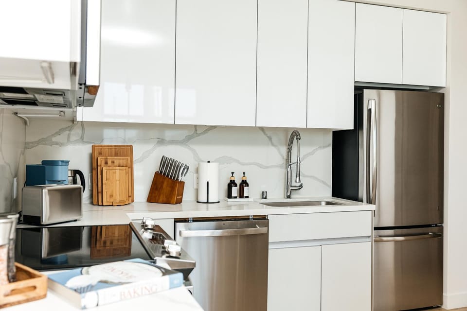 Coffee/tea facilities, Kitchen or kitchenette, dishwasher, oven, stove, toaster