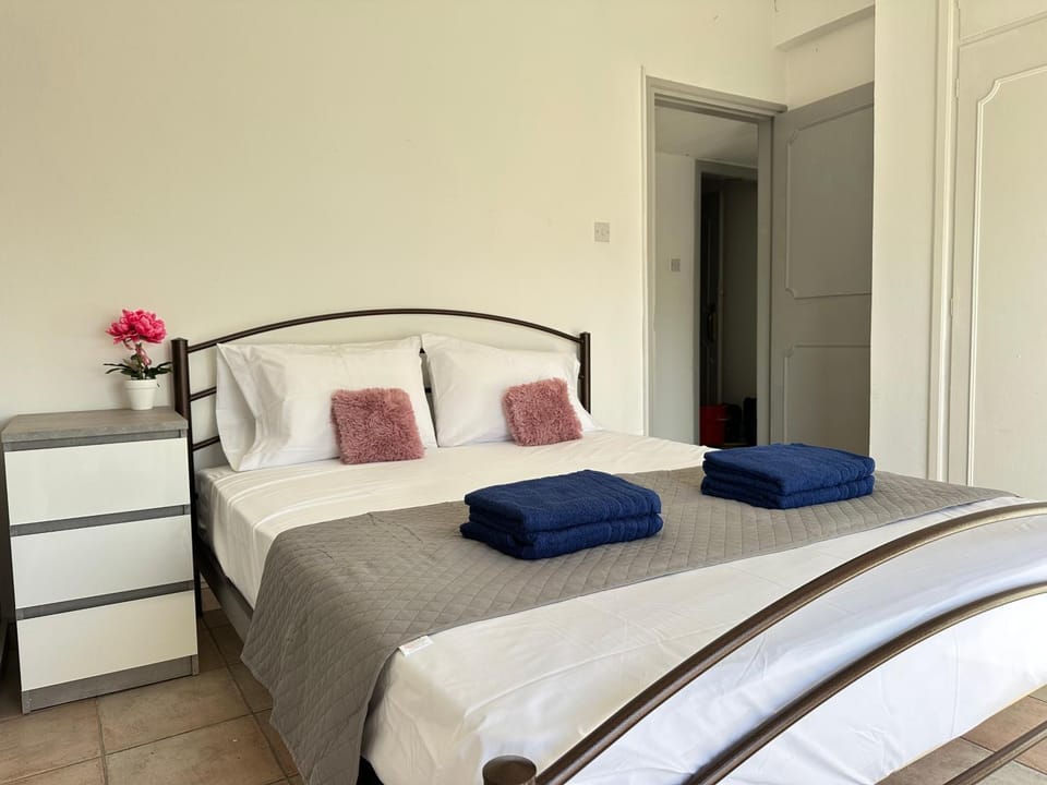 Bed, Bedroom, towels, wardrobe