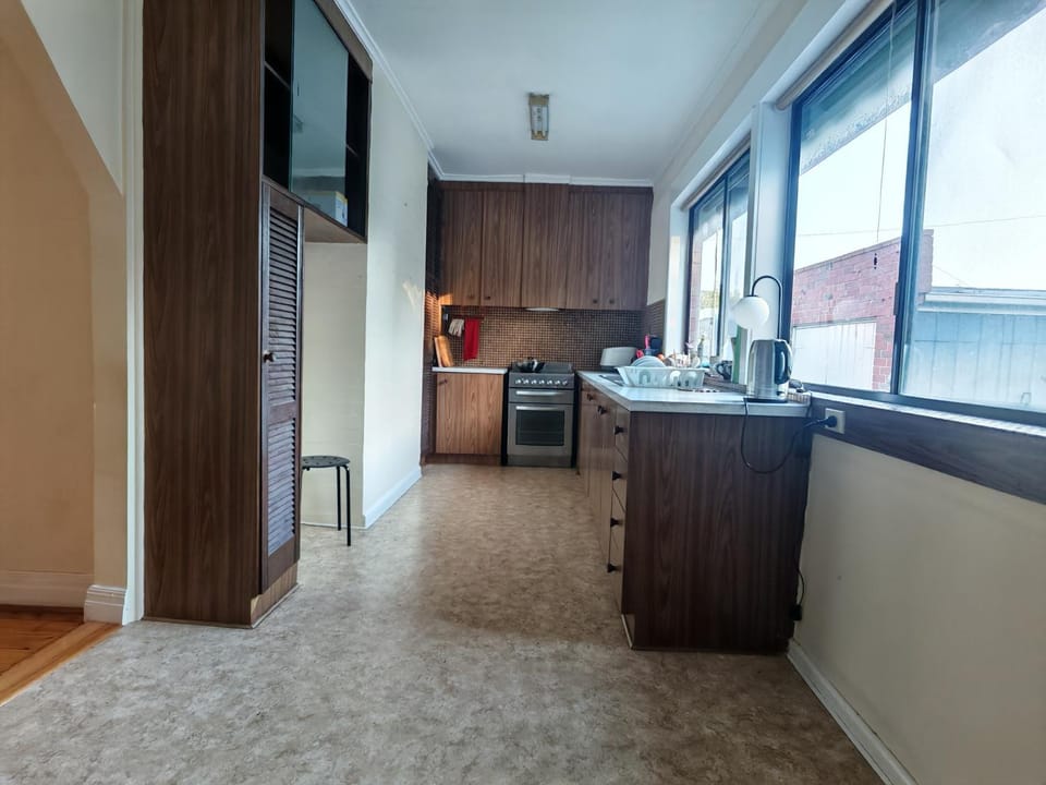 Kitchen or kitchenette, Dining area, oven, stove