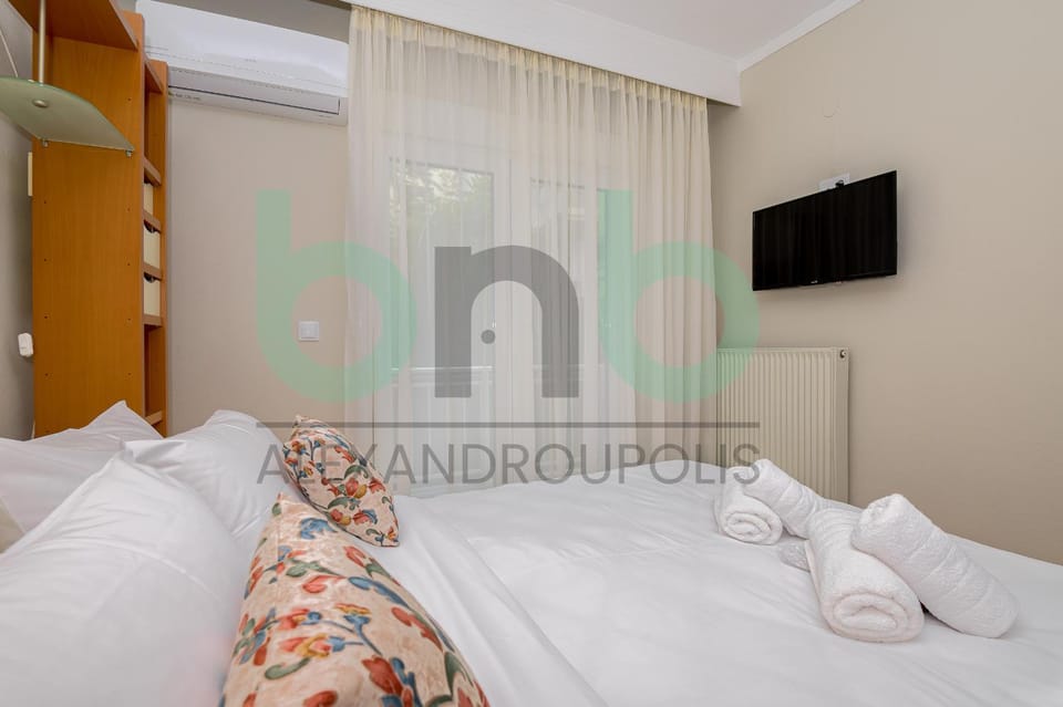 Bed, TV and multimedia, Photo of the whole room, Bedroom, towels, air conditioner