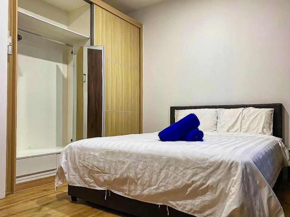 Bed, Photo of the whole room, Bedroom, towels, wardrobe