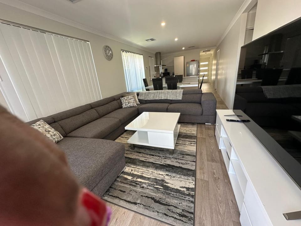 TV and multimedia, Living room, Seating area, Evening entertainment