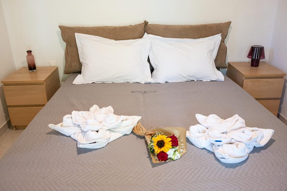 Bed, Photo of the whole room, Bedroom, towels