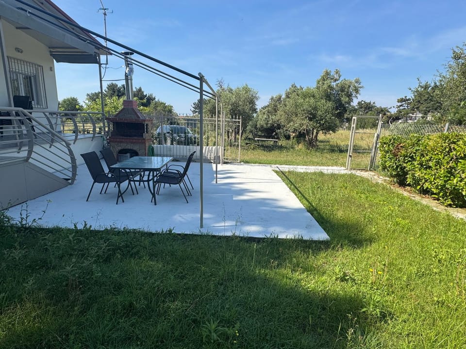 Property building, Patio, Spring, Day, Garden, View (from property/room), Balcony/Terrace, Dining area, Garden view