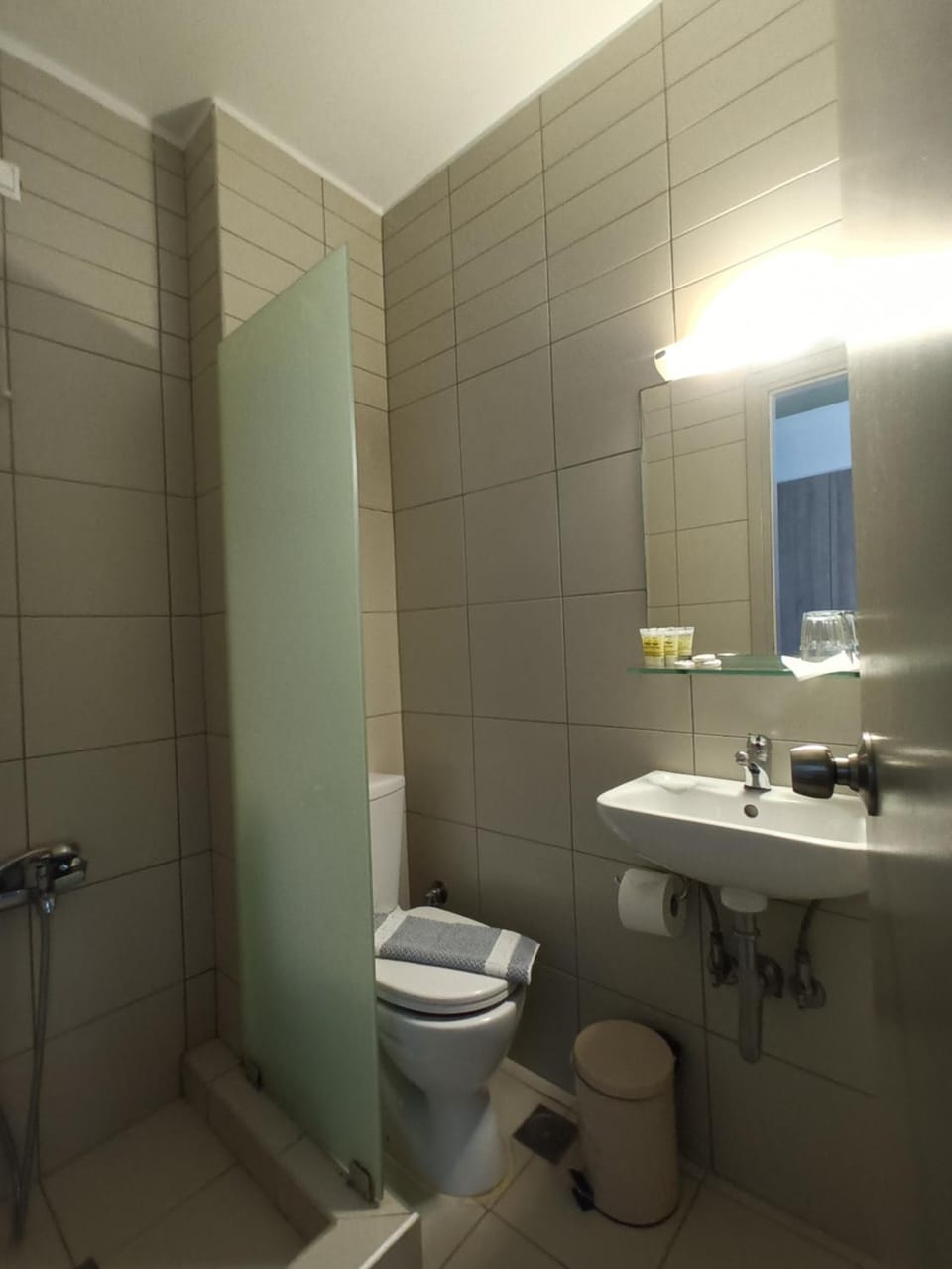 Shower, Toilet