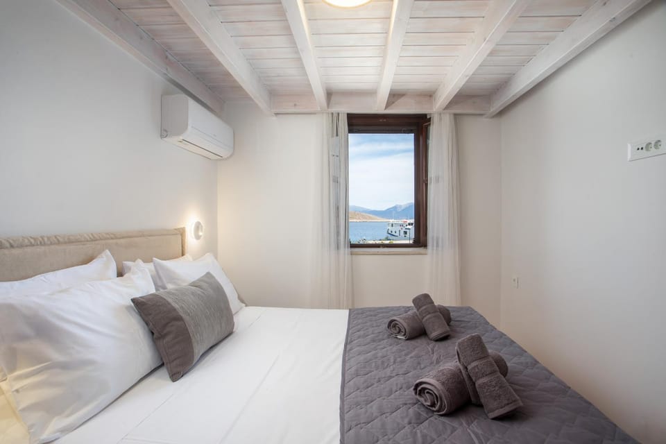Bed, Photo of the whole room, Bedroom, Sea view, towels