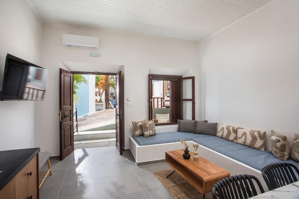 TV and multimedia, Living room, Photo of the whole room, Seating area, air conditioner