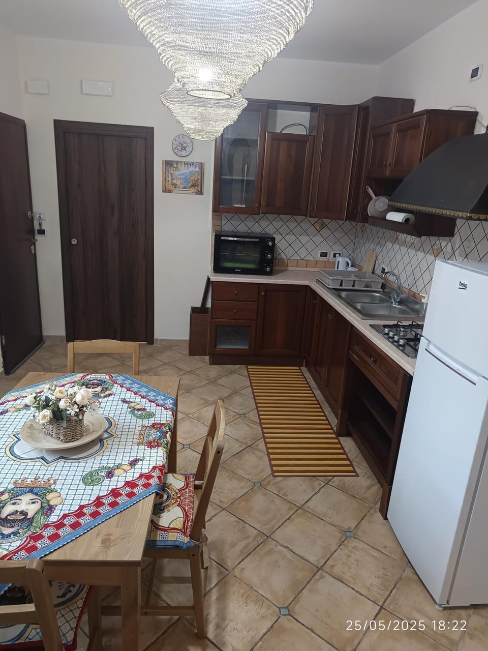Kitchen or kitchenette, Dining area, oven