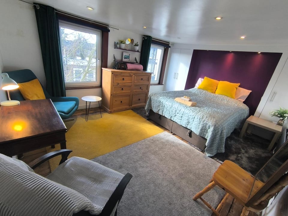 Lovely Large Bedroom, king-size bed in SE5 Vacation rental in London Borough of Southwark