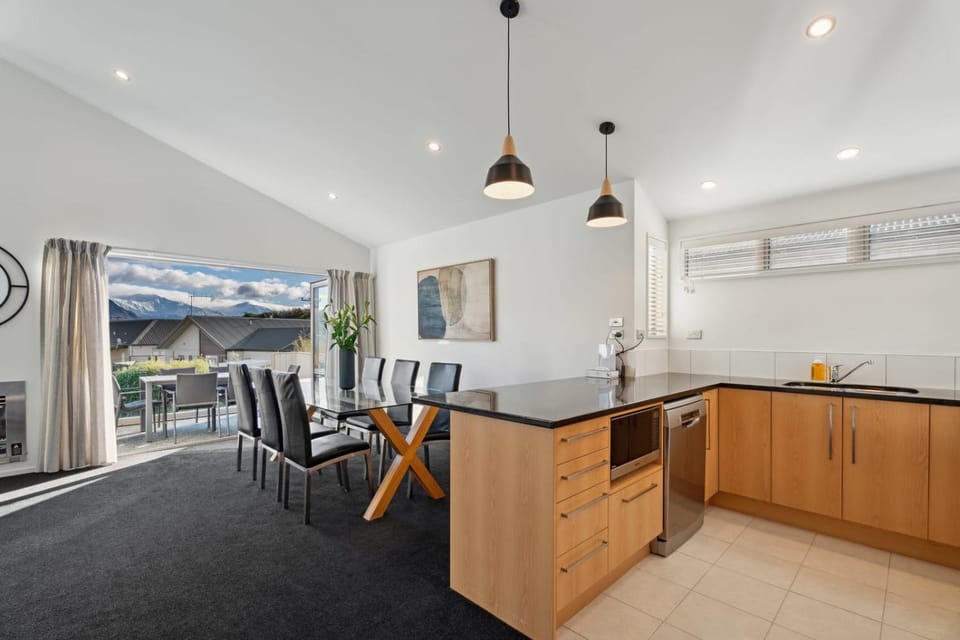 Treble Cone Views - 2 Bedroom Apartment in Wanaka