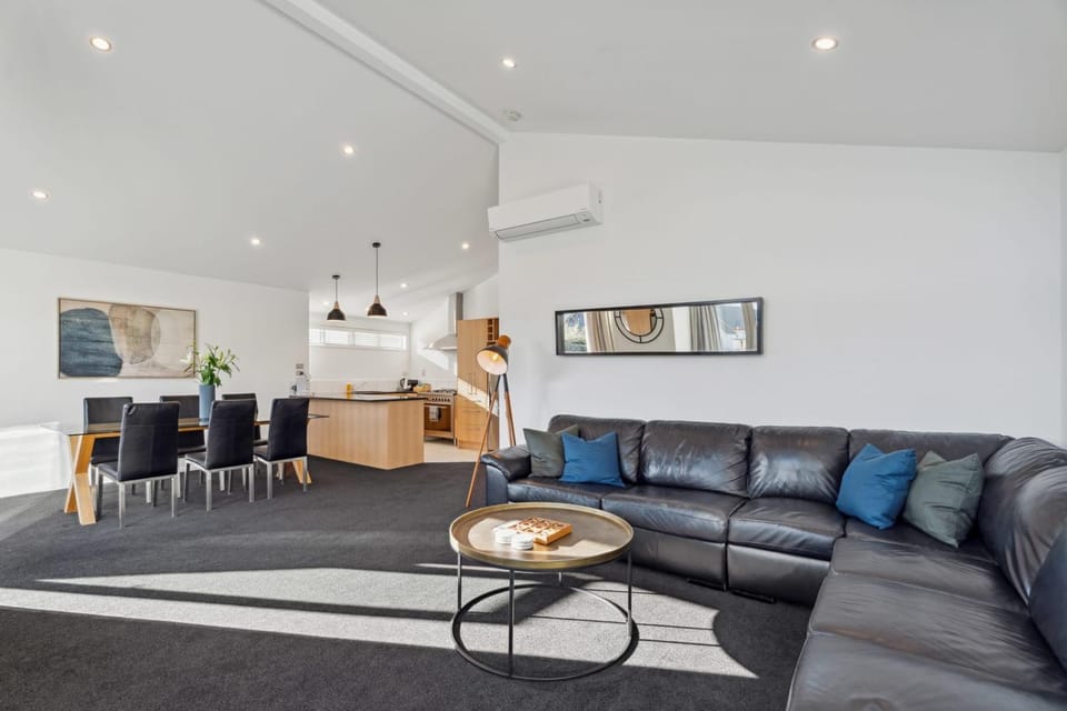 Treble Cone Views - 2 Bedroom Apartment in Wanaka