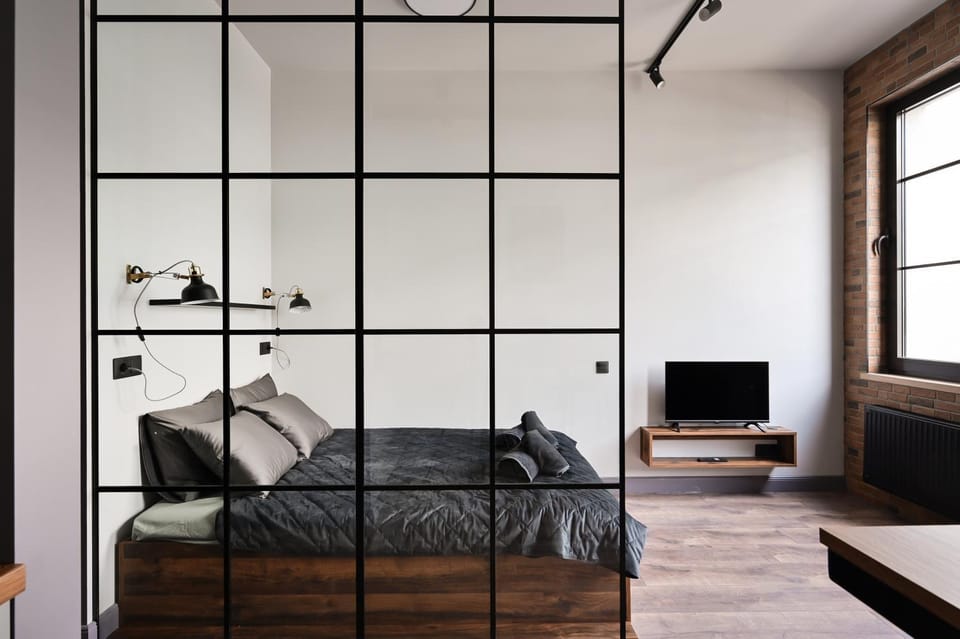 Bed, TV and multimedia, Seating area, Bedroom