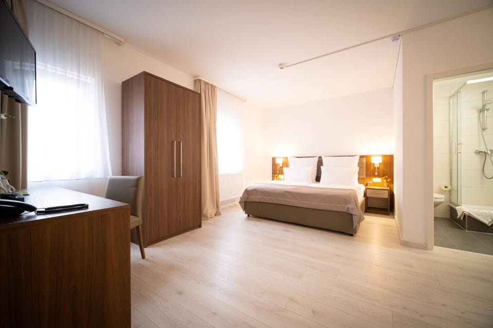 TV and multimedia, Photo of the whole room, hair dresser, wardrobe