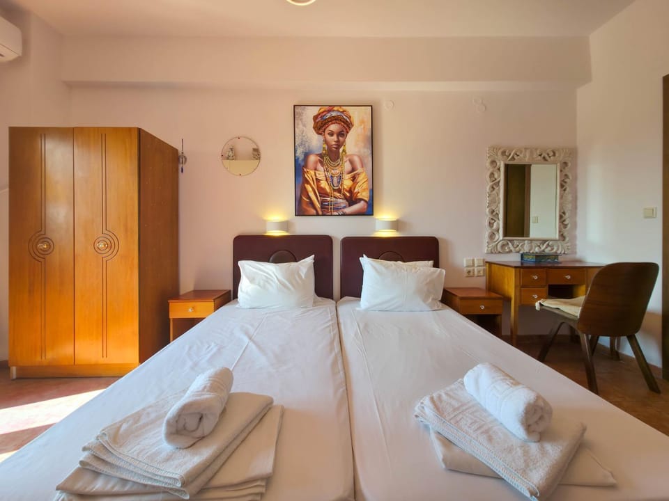 Bed, Living room, Photo of the whole room, Decorative detail, Seating area, Bedroom, towels, wardrobe