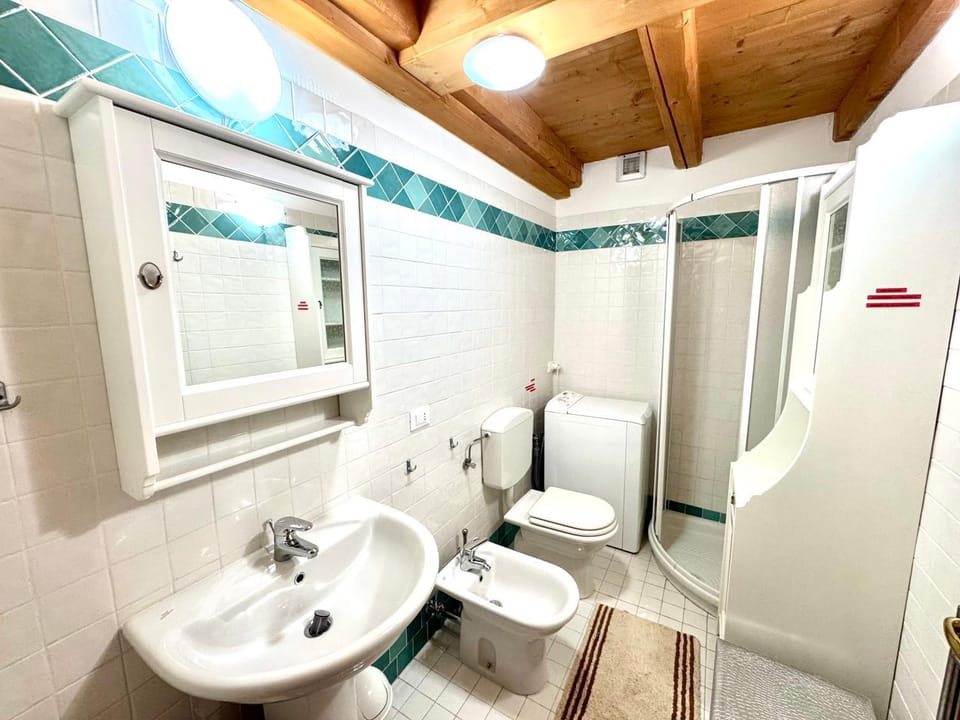 Shower, Toilet, Bathroom, bidet, towels