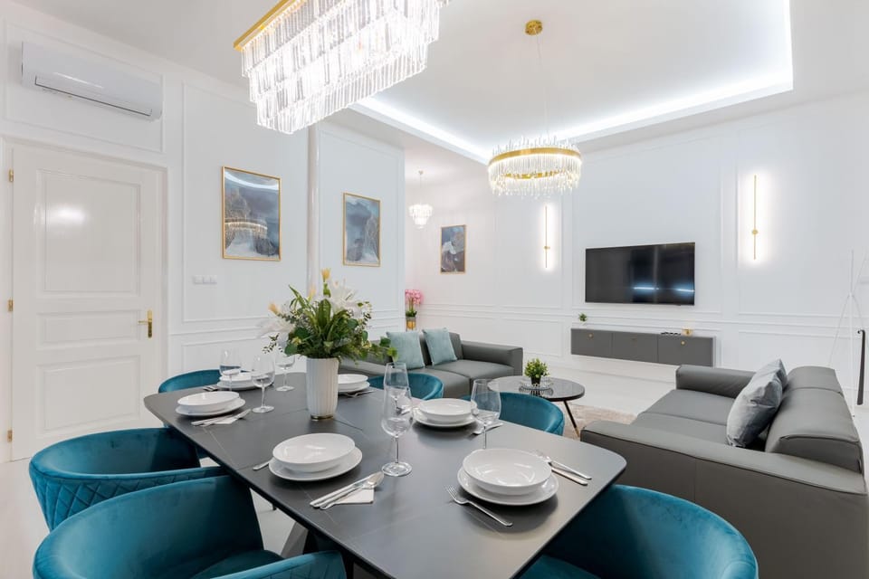 TV and multimedia, Living room, Seating area, Dining area
