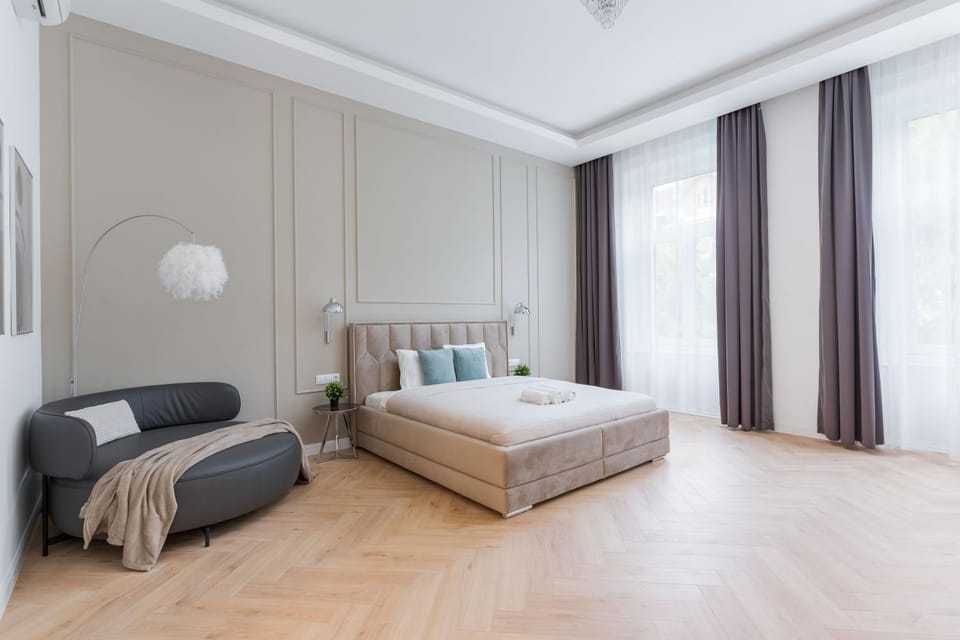 Bed, Living room, Photo of the whole room, Seating area, Bedroom