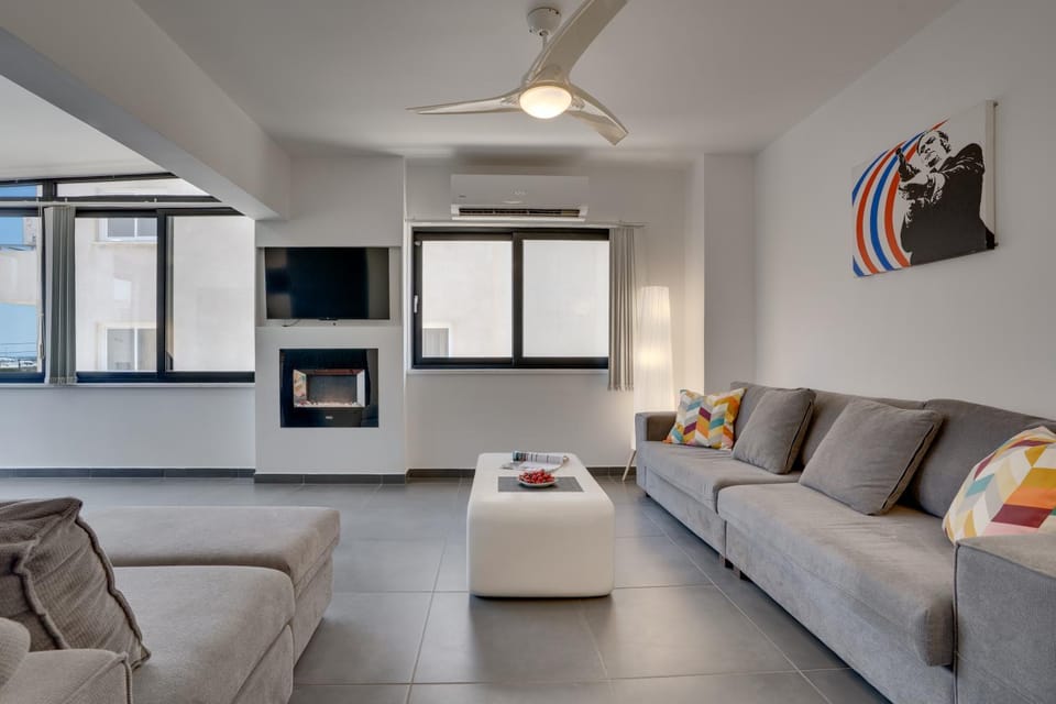 TV and multimedia, Living room, Seating area, fireplace