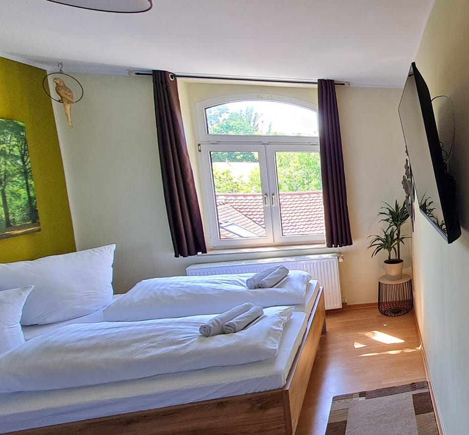 Bed, TV and multimedia, Bedroom, towels