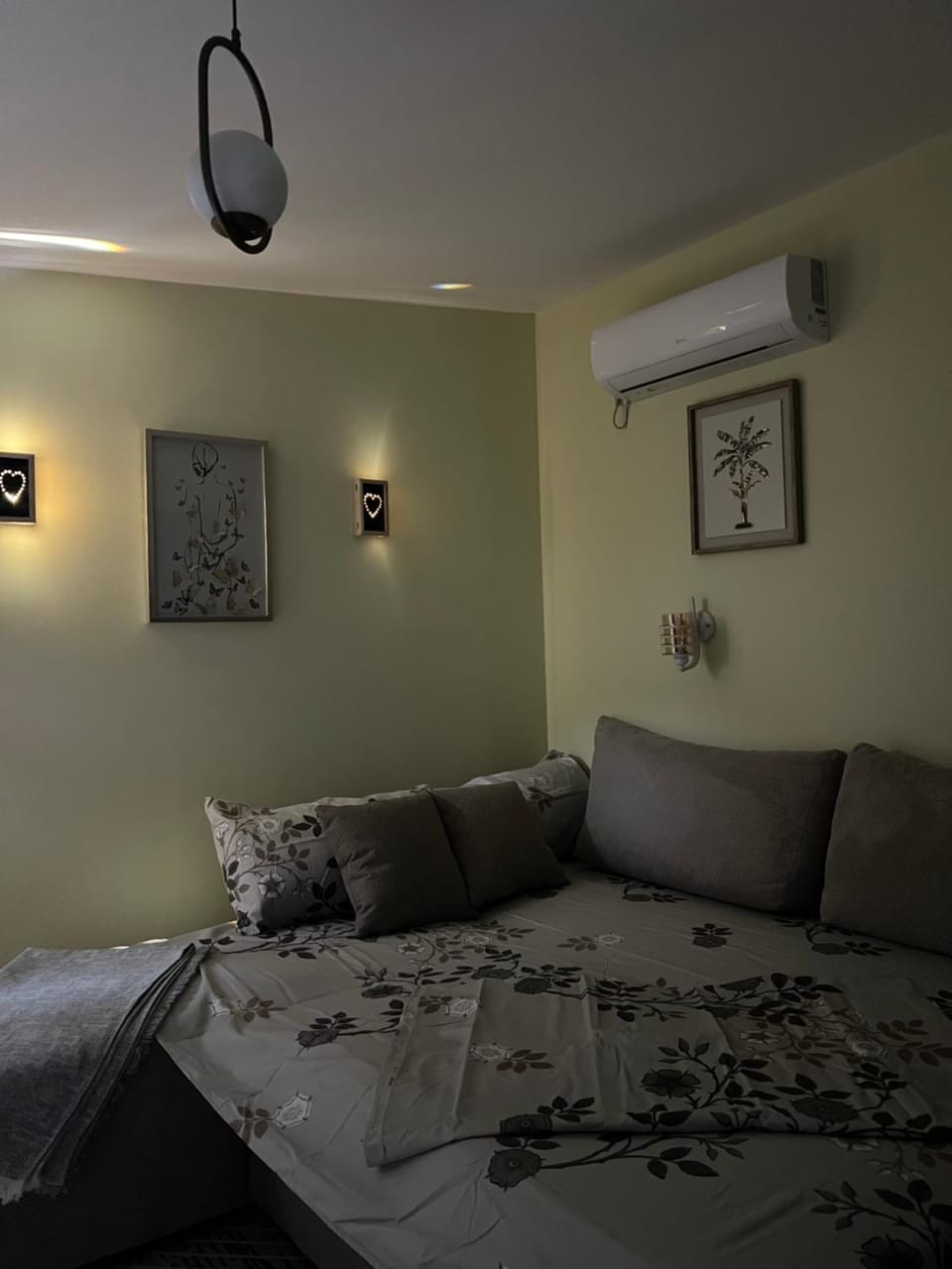 Bed, Living room, Bedroom, air conditioner