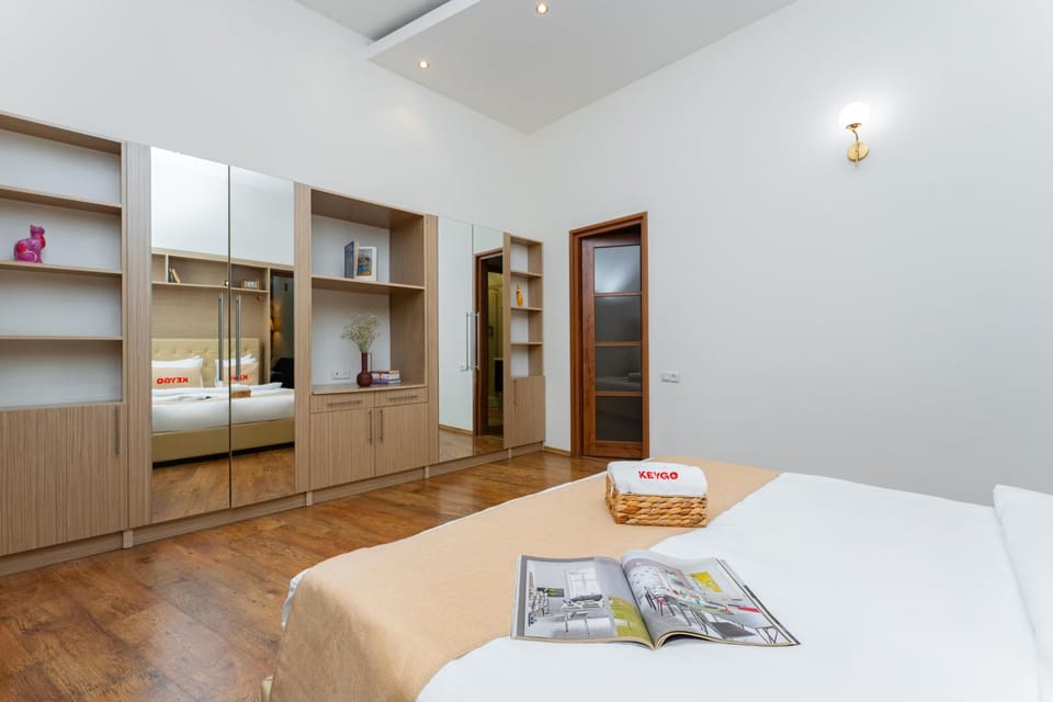 Bed, Photo of the whole room, towels, wardrobe