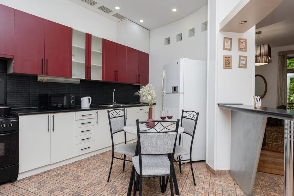 Coffee/tea facilities, Kitchen or kitchenette, Dining area, dishwasher, oven, stove