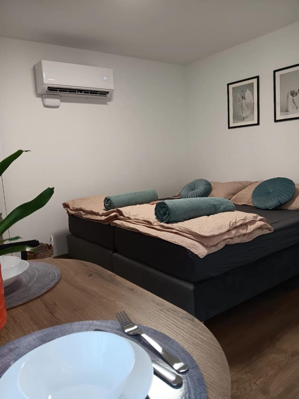 Bed, Living room, Photo of the whole room, Seating area, Bedroom, towels, air conditioner