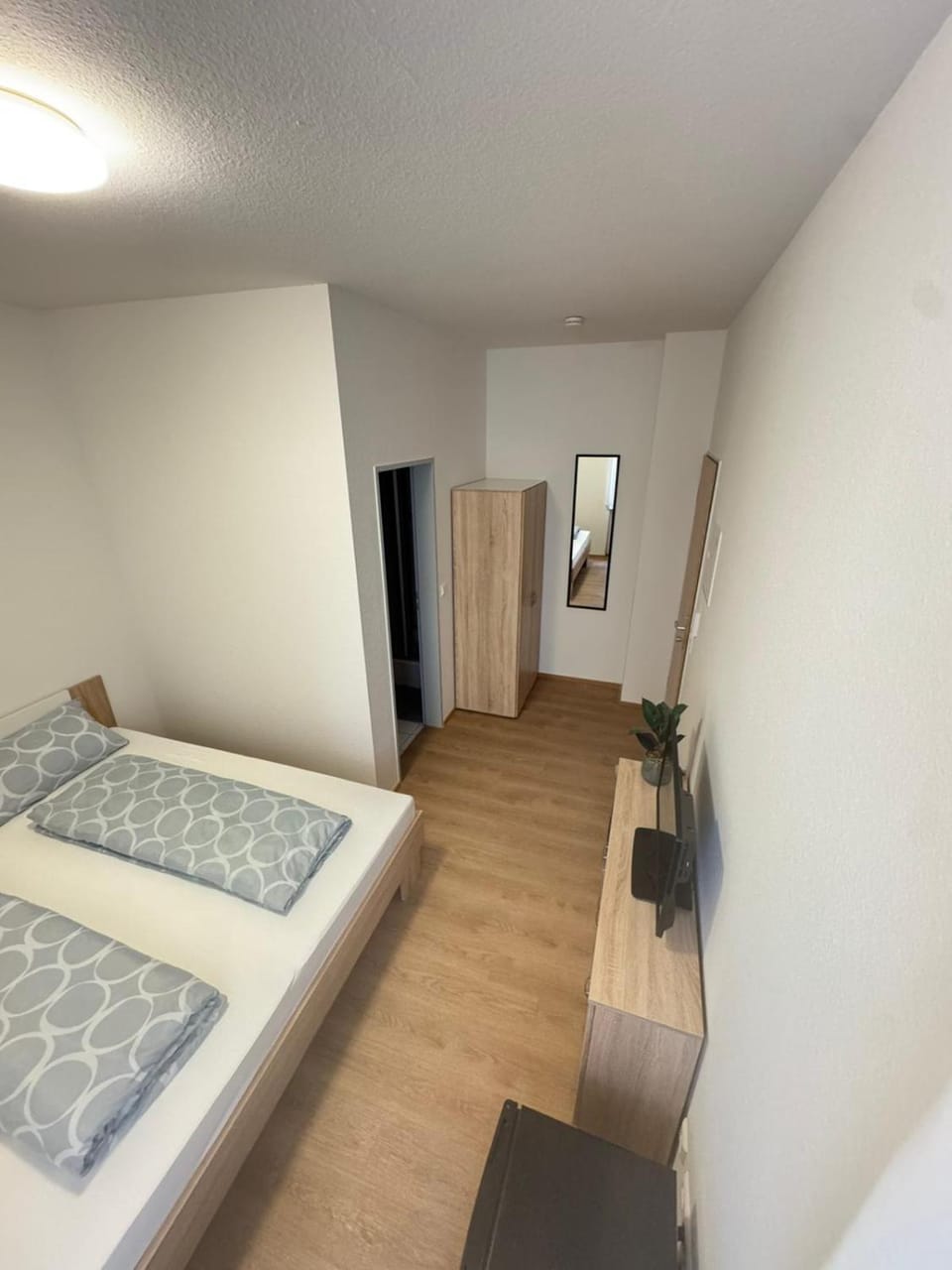 Bed, TV and multimedia, Bedroom, wardrobe