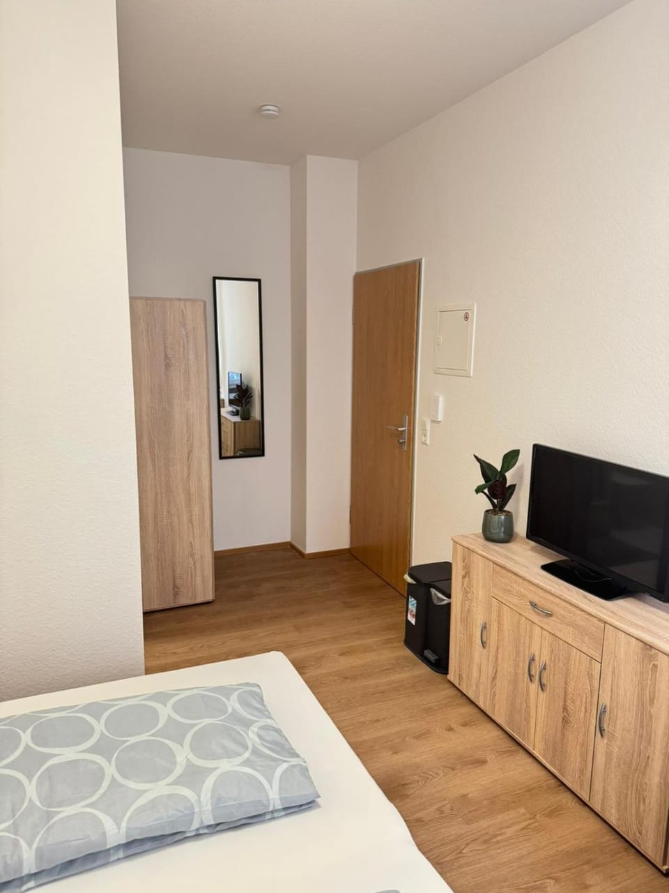 Bed, TV and multimedia, Photo of the whole room, Bedroom, wardrobe