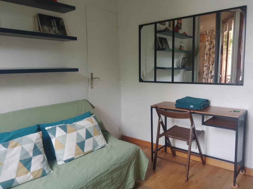 charming new studio in Montmartre les Abbesses Apartment in Paris