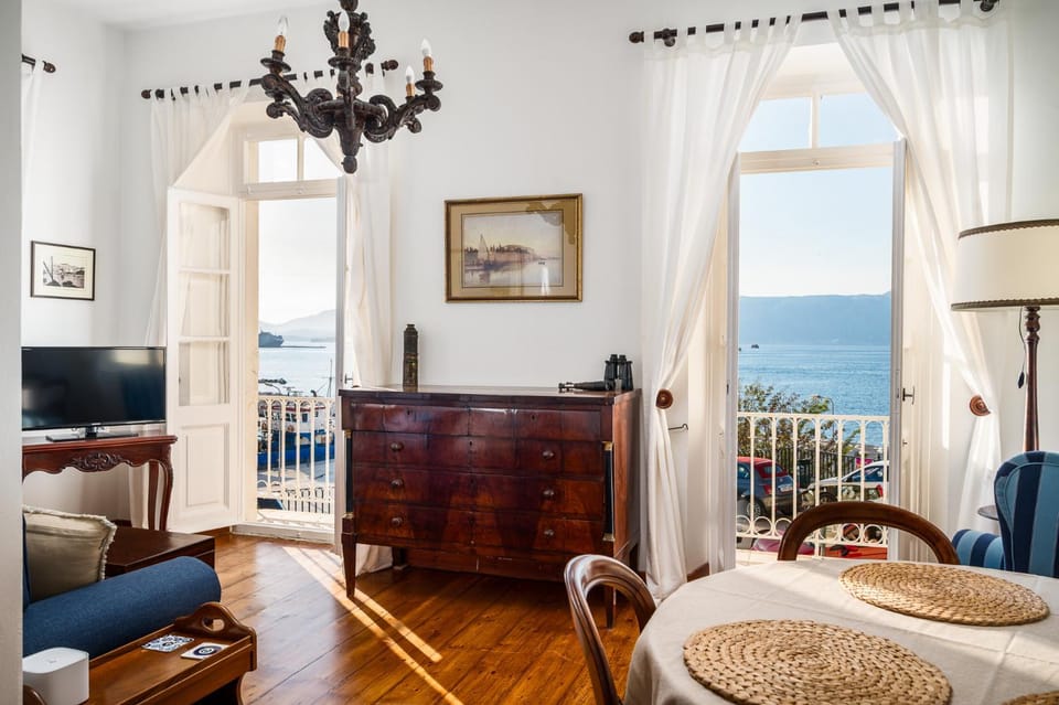 Natural landscape, TV and multimedia, Living room, Seating area, Sea view