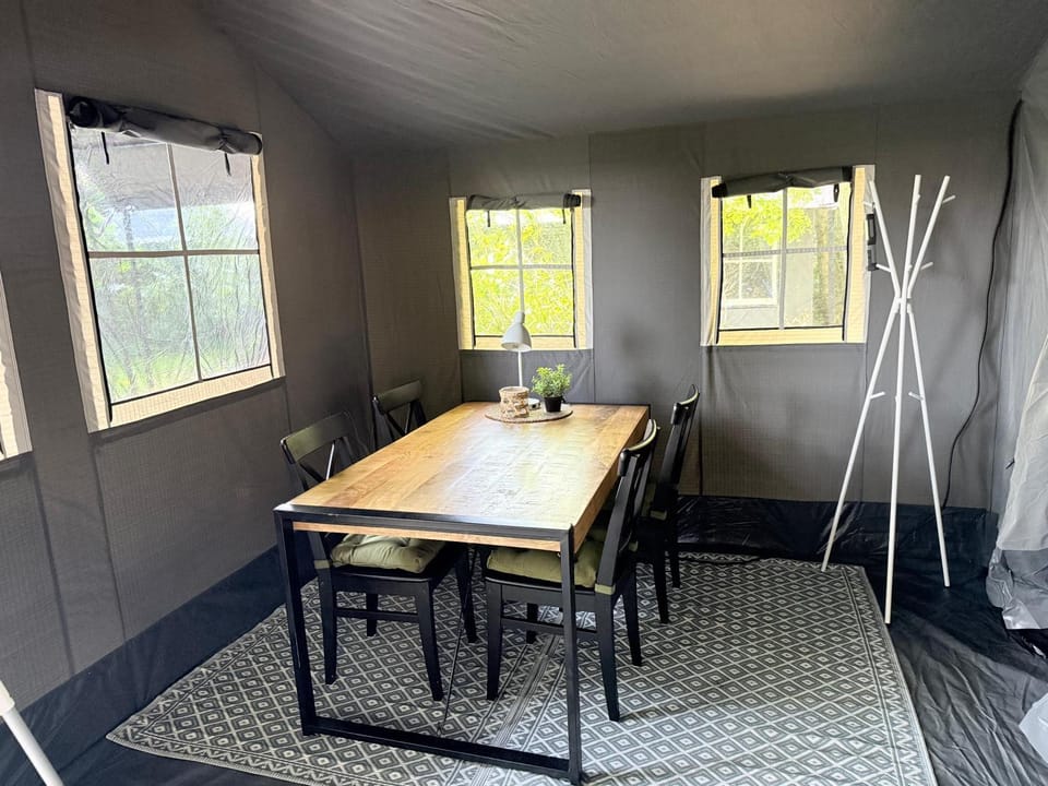 Mooie ruime 4 persoons glampingtent op kleine rustige camping Luxury tent in Callantsoog
