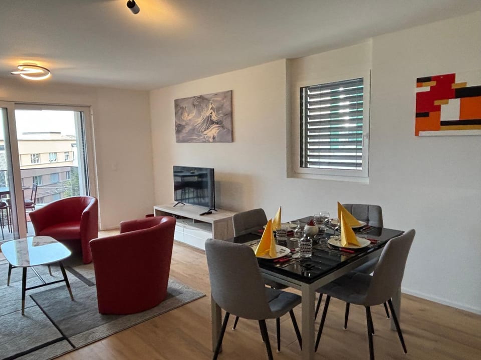 Communal lounge/ TV room, TV and multimedia, Dining area