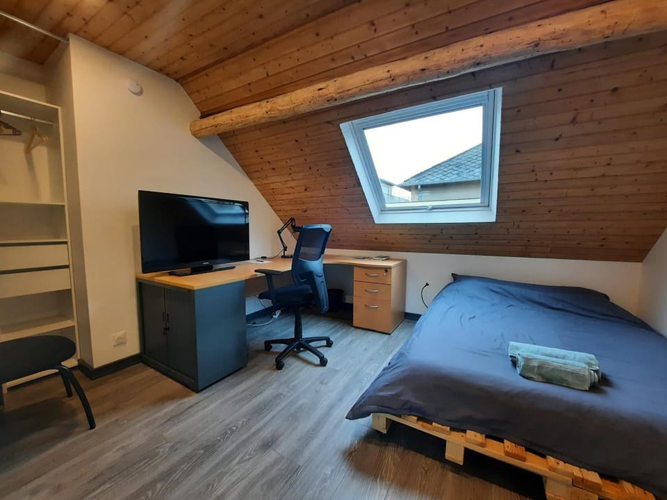 Bed, TV and multimedia, Photo of the whole room, Bedroom