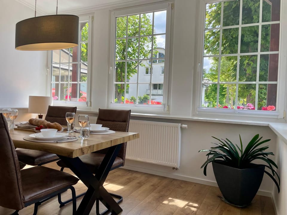 Seating area, Dining area