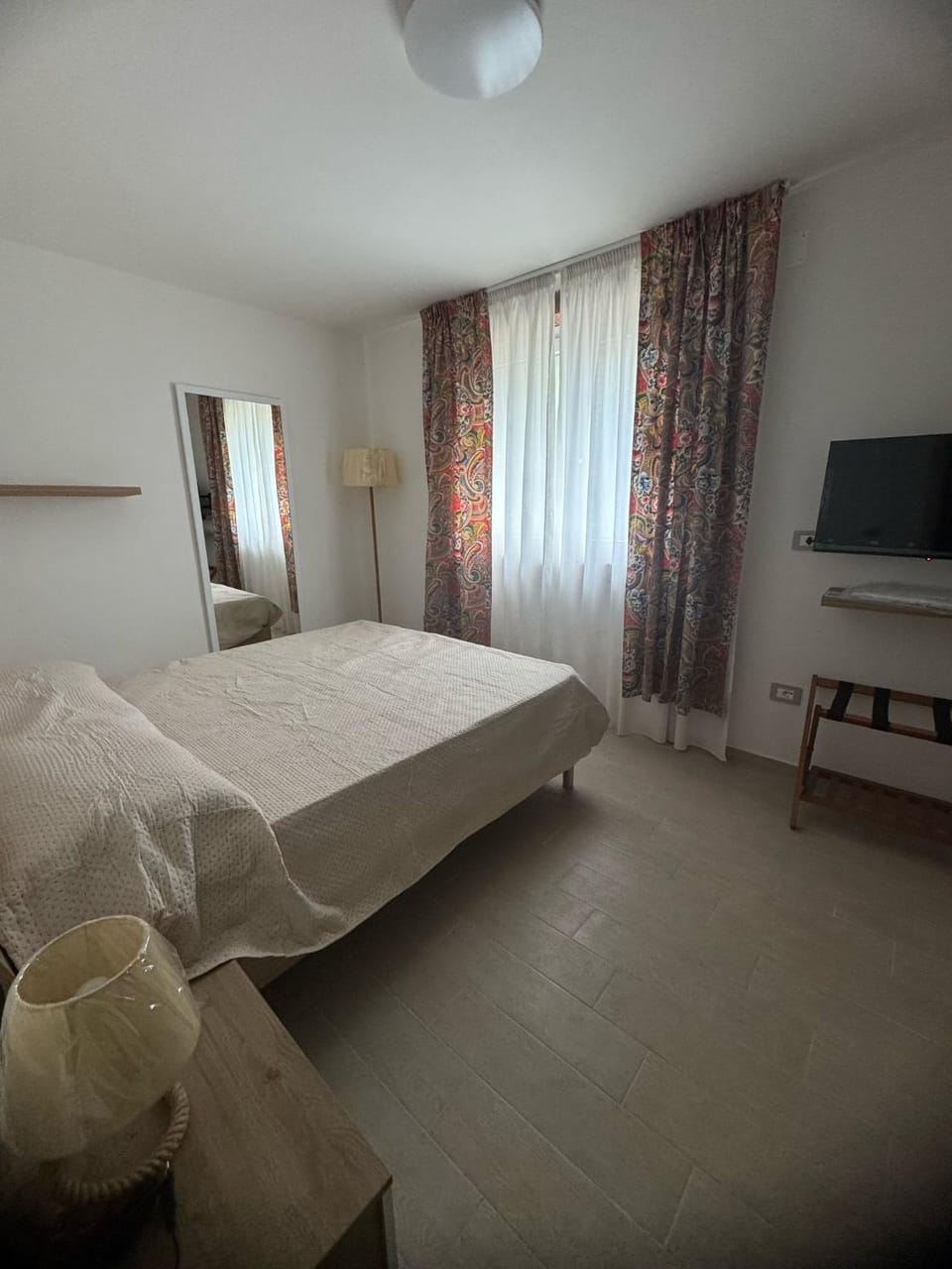 Bed, TV and multimedia, Photo of the whole room, Bedroom