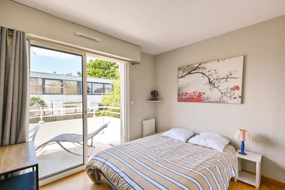 Patio, Bed, Photo of the whole room, Bedroom