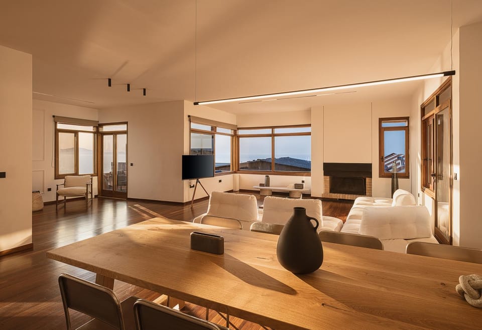 TV and multimedia, Living room, Seating area, Dining area