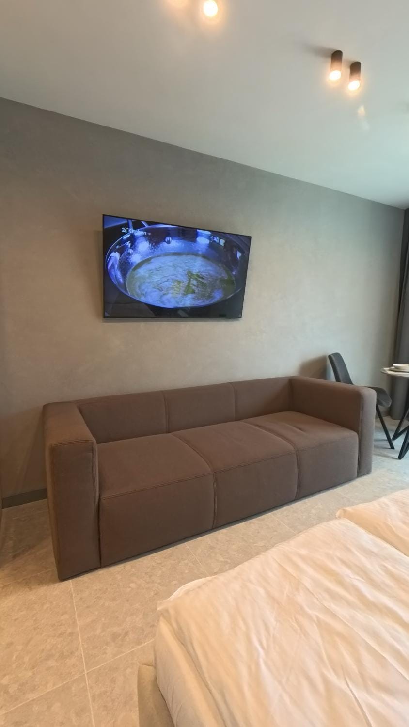 Bed, TV and multimedia, Living room, Photo of the whole room, Seating area