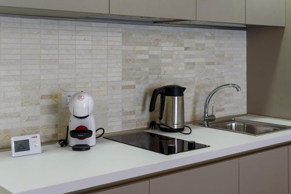 Coffee/tea facilities, Kitchen or kitchenette, stove, toaster