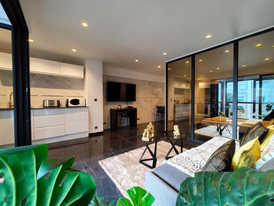 TV and multimedia, Kitchen or kitchenette, Living room, Seating area