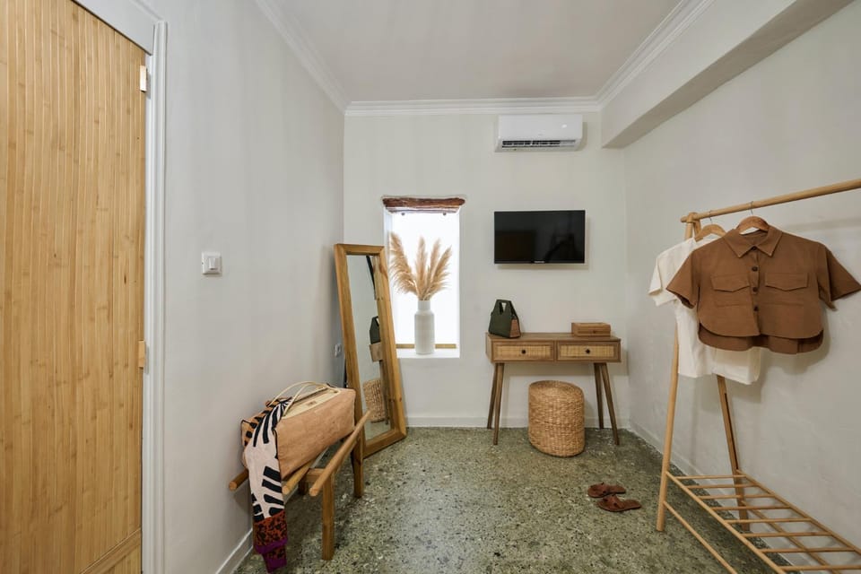 TV and multimedia, Photo of the whole room, air conditioner