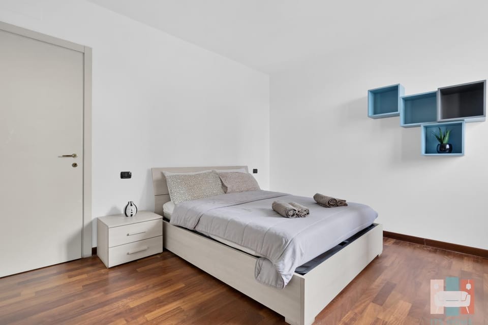 Bed, TV and multimedia, Photo of the whole room, Bedroom, towels