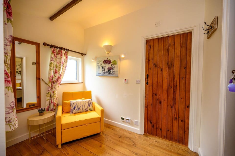Photo of the whole room, Seating area