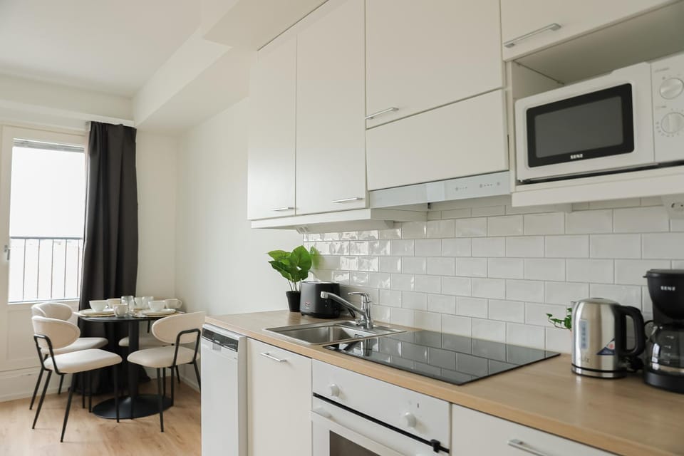 Coffee/tea facilities, Kitchen or kitchenette, Dining area, stove
