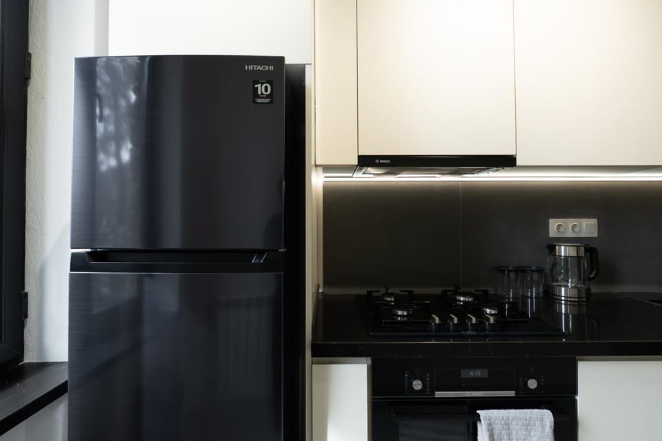 Coffee/tea facilities, Kitchen or kitchenette, oven, stove